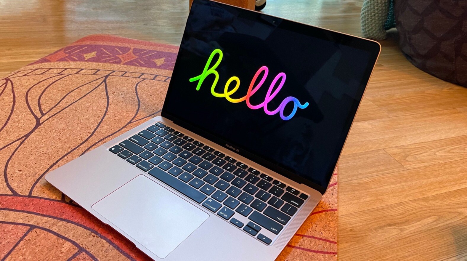 苹果在macOS Big Sur 11.3中添加了新的屏幕保护程序——“Hello”