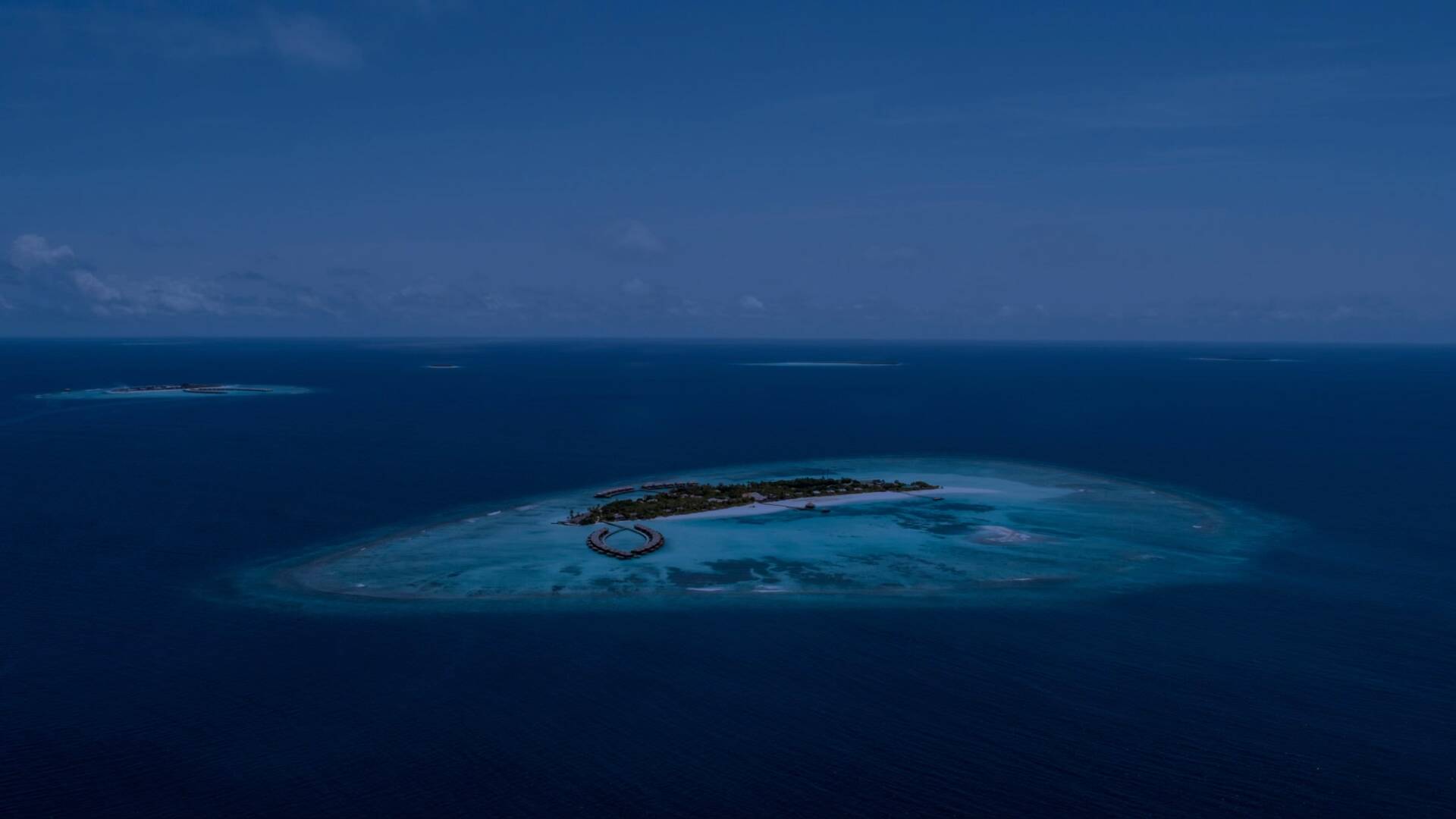 漂亮的海中蓝色岛屿动态壁纸