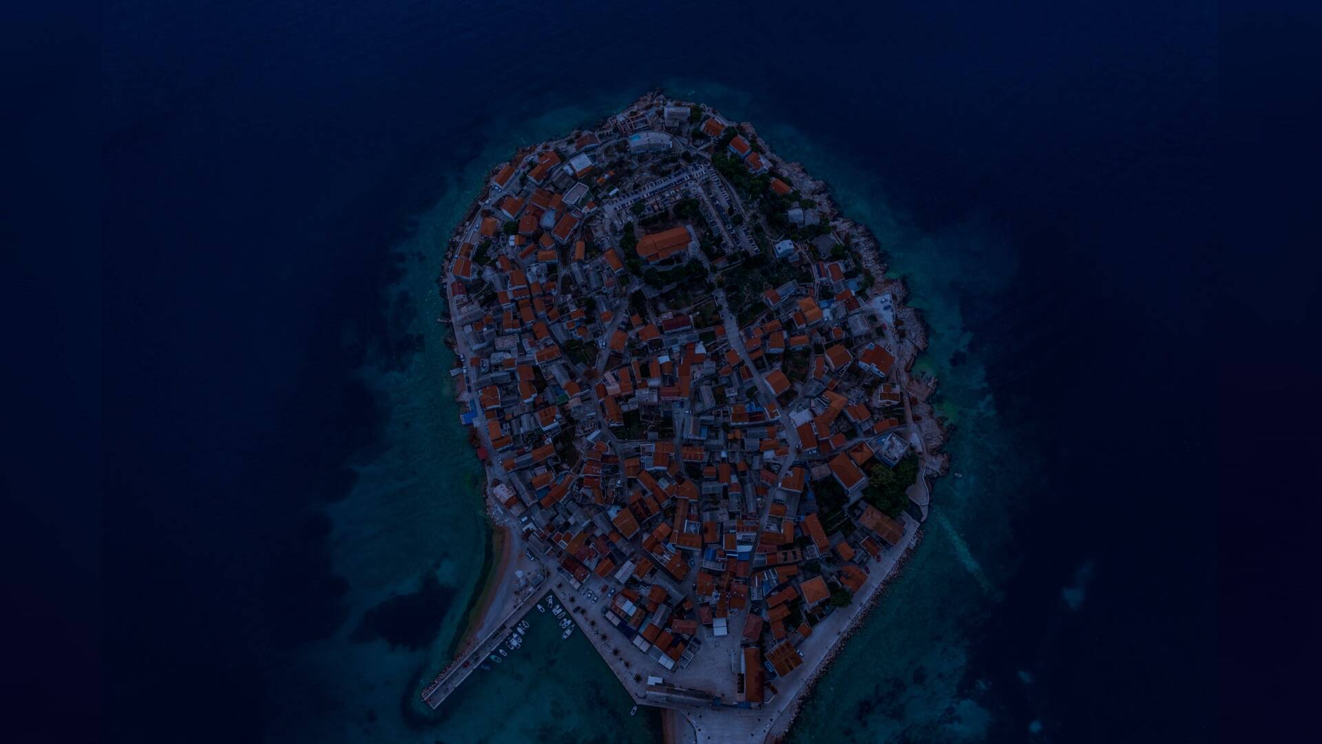 高空俯拍的海岛小镇5k动态壁纸