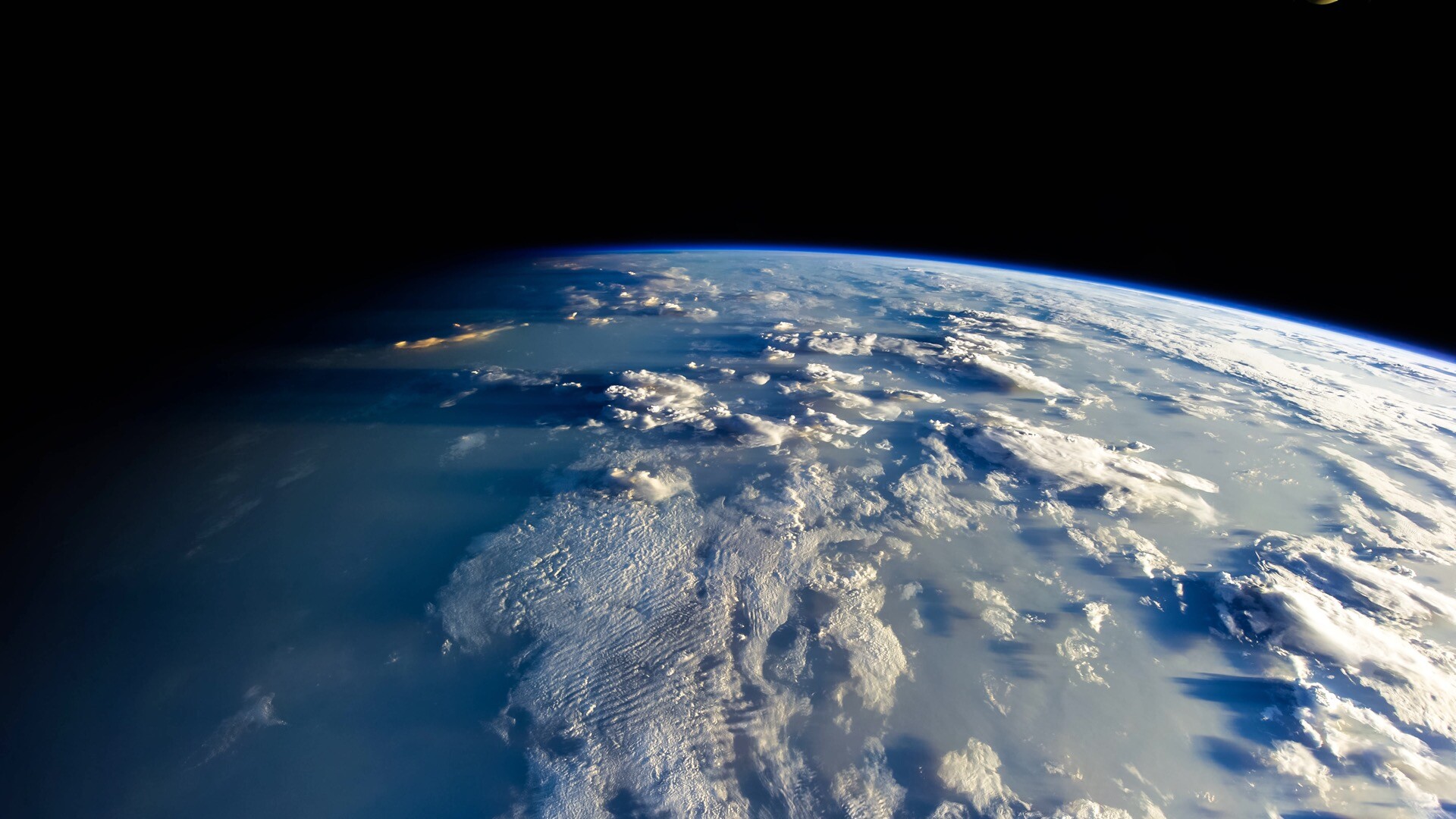 太空俯瞰地球高清5K动态壁纸