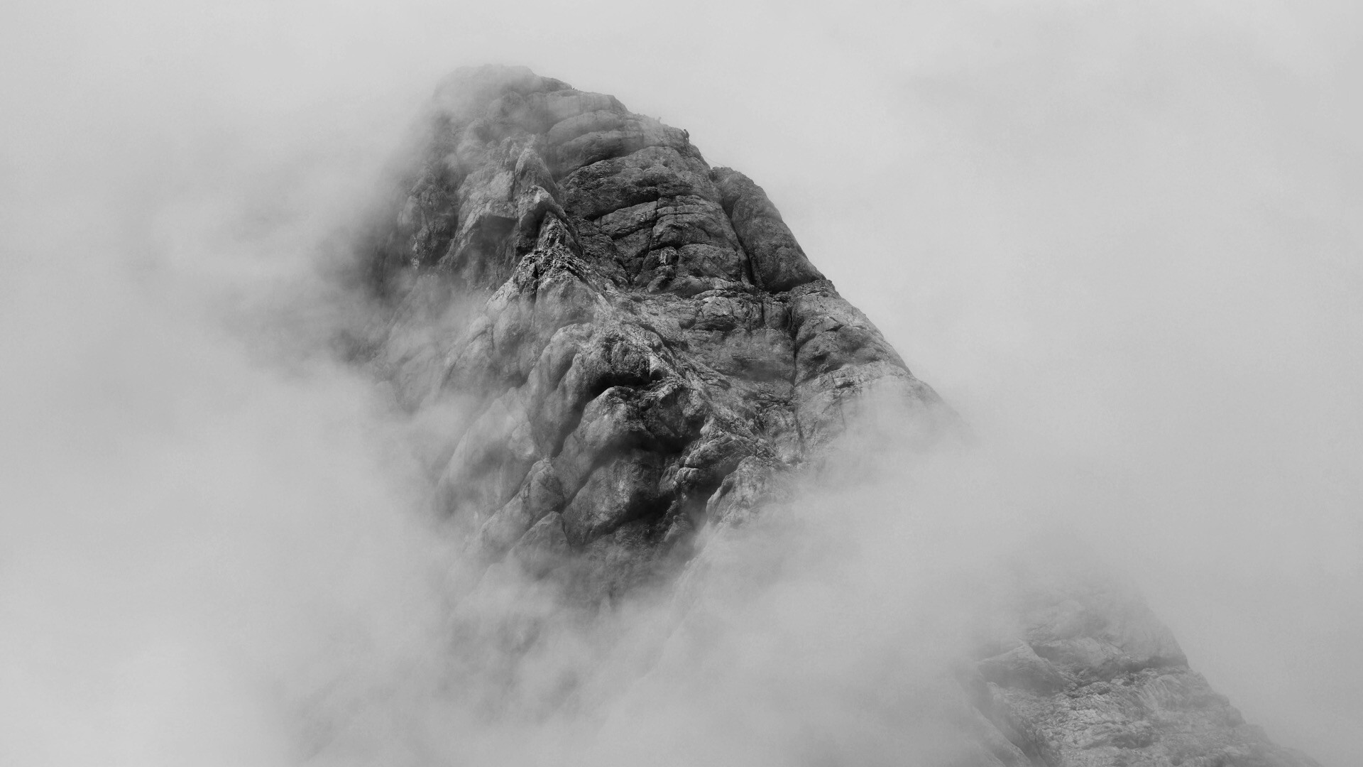 隐藏在云雾中的山峰Mac动态壁纸