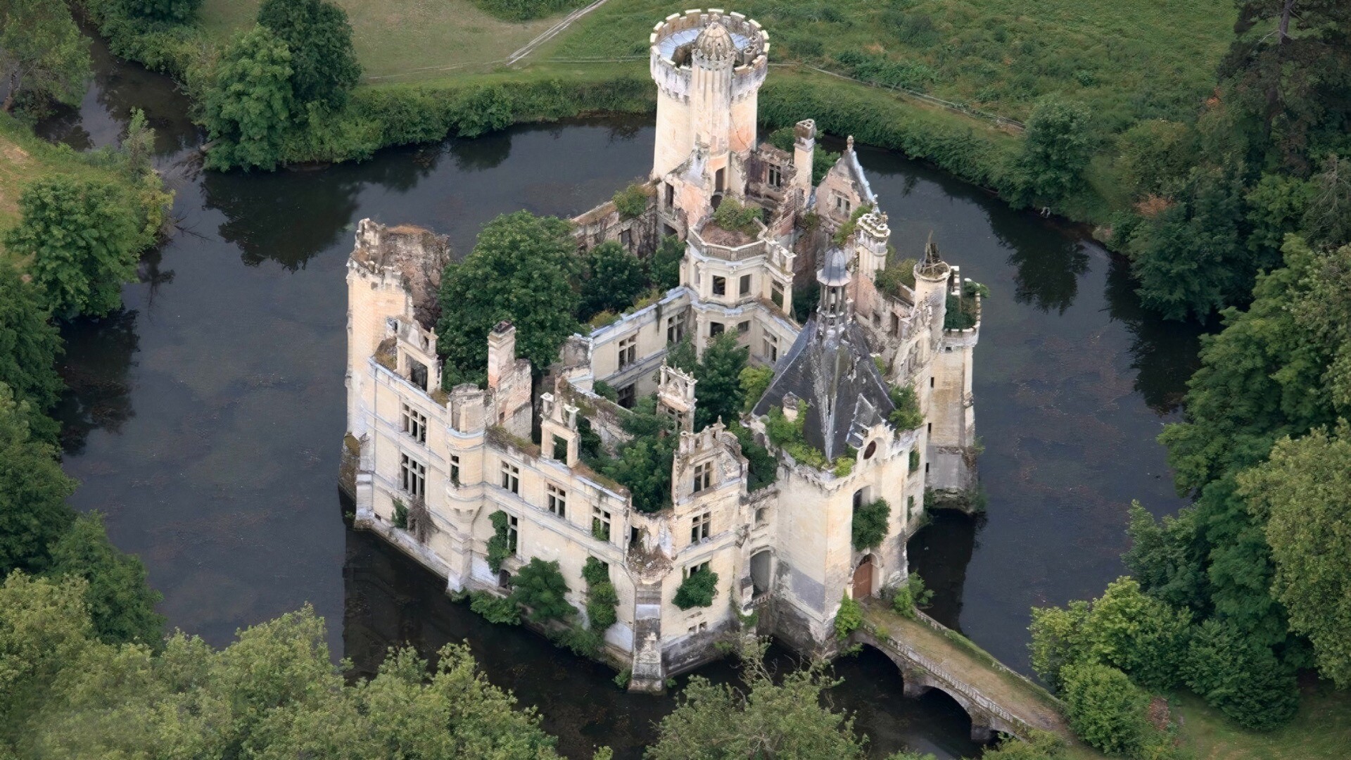 french chateau sunrise 水中的城堡高清壁纸